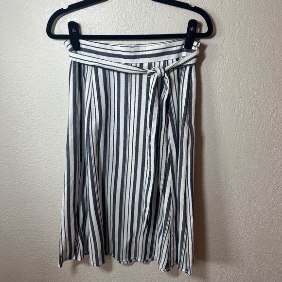 LOFT Navy & White Striped Midi Skirt – Size 6 - Picture 2 of 4